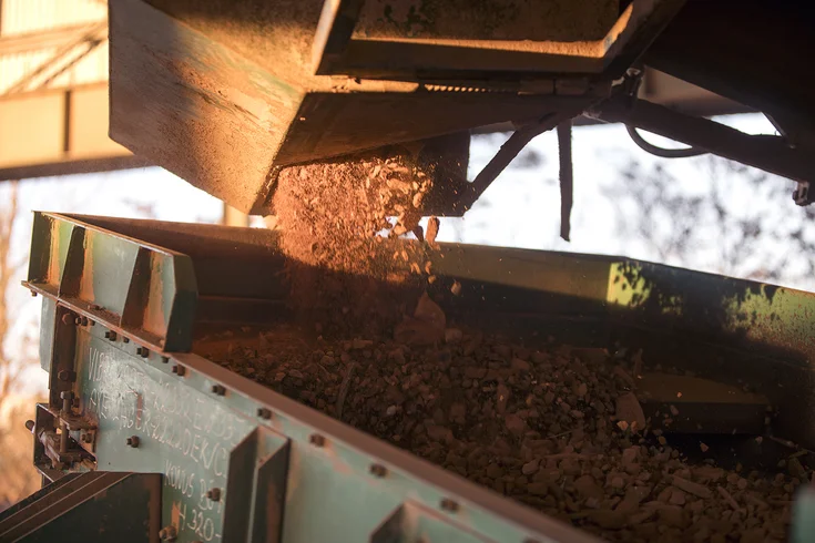 Foto: fast voller Container bei der Befüllung mit Ziegelbruch